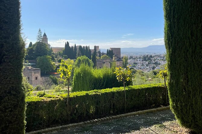 2-Hour Guided Tour of Alhambra Gardens and Alcazaba in Granada - The value of a tight, 2-hour Alhambra orientation