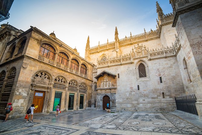 4 neighborhoods 4 cultures. Half day private tour in Granada - Mirador de San Nicolás: the quick stop that pays off big