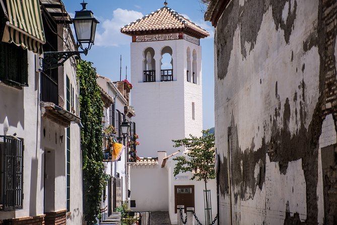 Albaicín & Sacromonte Walking Tour - Plaza Isabel la Católica and Plaza Nueva: the city’s “now we’re inside” moments