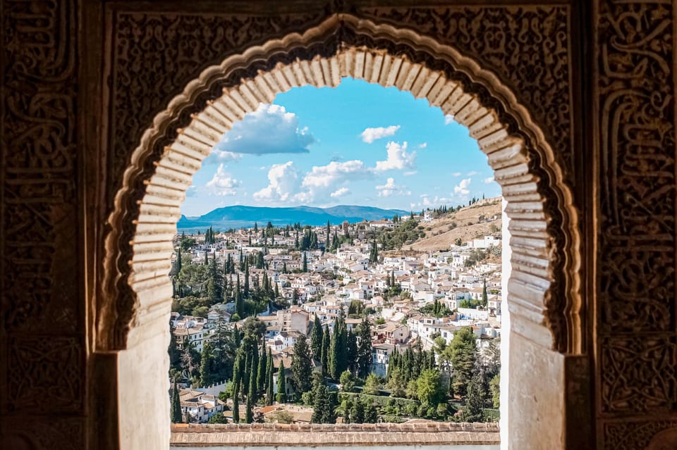 Albayzín: Granada's Albayzín Tour with Food Tasting - Entering the Albayzín: Arab Granada on foot