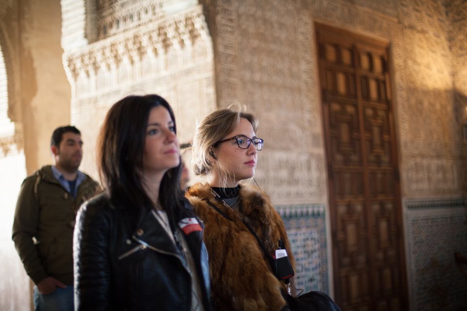 Alhambra and Nasrid Palaces and Local Food Experience - Palace of Charles V: The Useful Contrast Stop