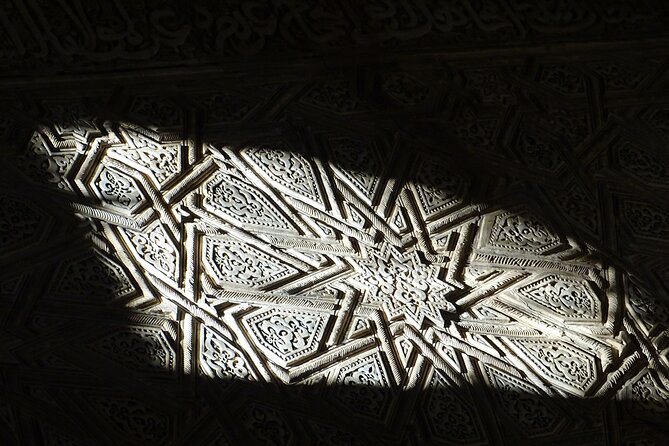 Alhambra and Nasrid Private Walking Tour with Food Tasting - Nasrid palaces: Mexuar, Comares, and the Court of the Lions