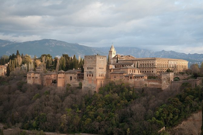 Alhambra: Complete Guided Tour with Nasrid Palaces Tickets - Stop 4: Carlos V Palace, the museum pieces, and that acoustic trick