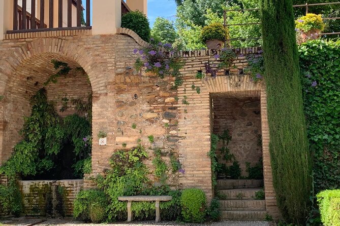 Alhambra: Complete Guided Tour with Nasrid Palaces Tickets - Stop 5: Nasrid Palaces, 12 lions, myrtle scent, and fountain sound