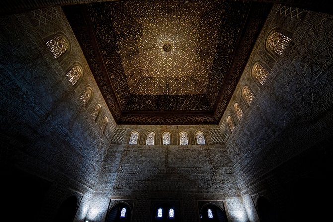 Alhambra & Generalife: Exclusive 3-Hour Private Tour with Tickets Included - Why this private Alhambra and Generalife format works