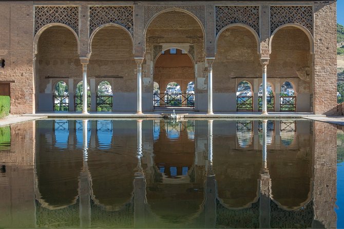 Alhambra & Generalife: Exclusive 3-Hour Private Tour with Tickets Included - Stop 1: Alhambra grounds with the Nasrid story in mind