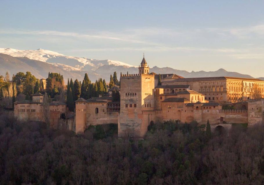 Alhambra & Generalife: Exclusive 3 hours Private Tour - Generalife Gardens: Fragrance, Water, and a Slower Rhythm