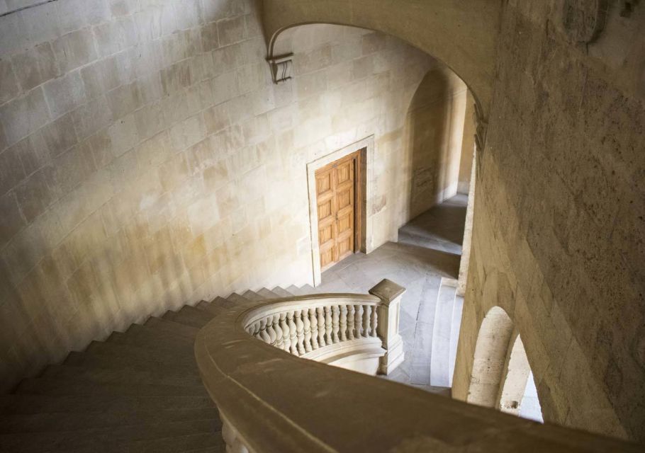 Alhambra & Generalife: Exclusive 3 hours Private Tour - Alcazaba Views Over the Albayzín