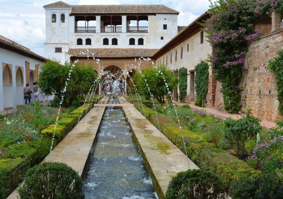 Alhambra & Generalife: Exclusive 3 hours Private Tour - Nasrid Palaces: Ceilings, Reflecting Pools, and Power in Detail