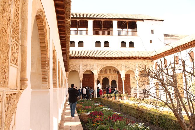 Alhambra Guided Tour, Nasrid Palaces and Generalife - Alcazaba: Fort Thinking, Not Just Pretty Views
