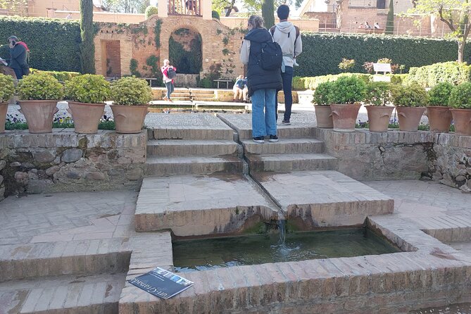 Alhambra Guided Tour, Nasrid Palaces and Generalife - Headphones, Group Size, and the Pace That Keeps You Engaged