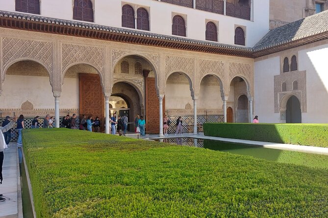Alhambra Guided Tour, Nasrid Palaces and Generalife - Nasrid Palaces: Where the Stories Matter as Much as the Craft