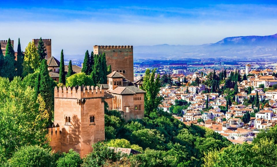 Alhambra Guided Tour with Fast-Track Entry - Meeting points in Granada: find the guide without stress