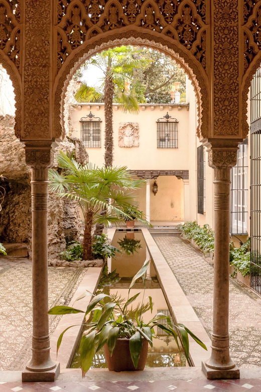 Alhambra & Nasrid Palace: Private Tour with Tickets - Nasrid Palaces: where the guide makes the details make sense