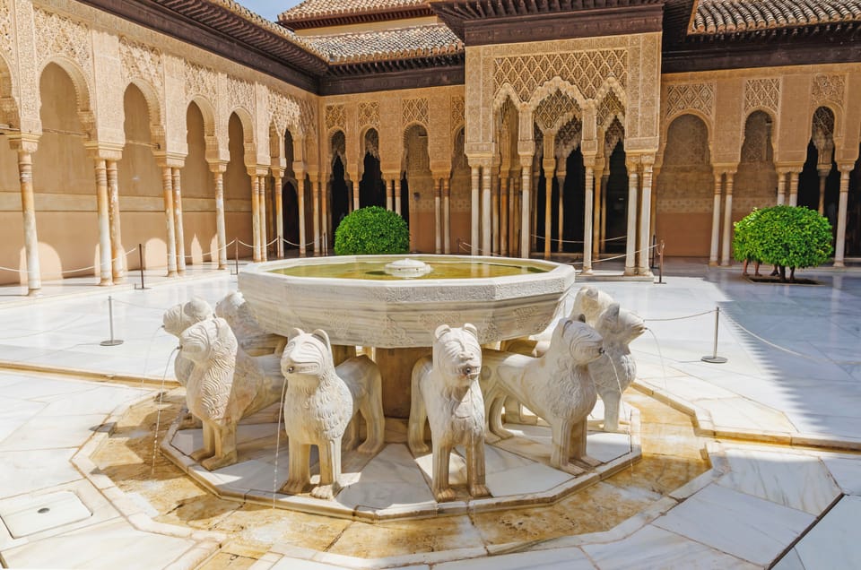 Alhambra & Nasrid Palace: Private Tour with Tickets - Meeting point and what to bring (so you don’t lose time)