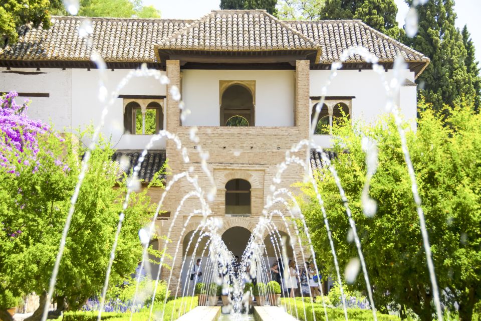 Alhambra, Nasrid Palaces and Albaicin Tour - Lunch break in between: why you should plan it like a local