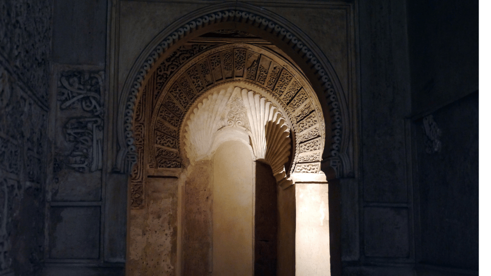 Alhambra: Nasrid Palaces Guided Night Tour without tickets - Key things to know before you go