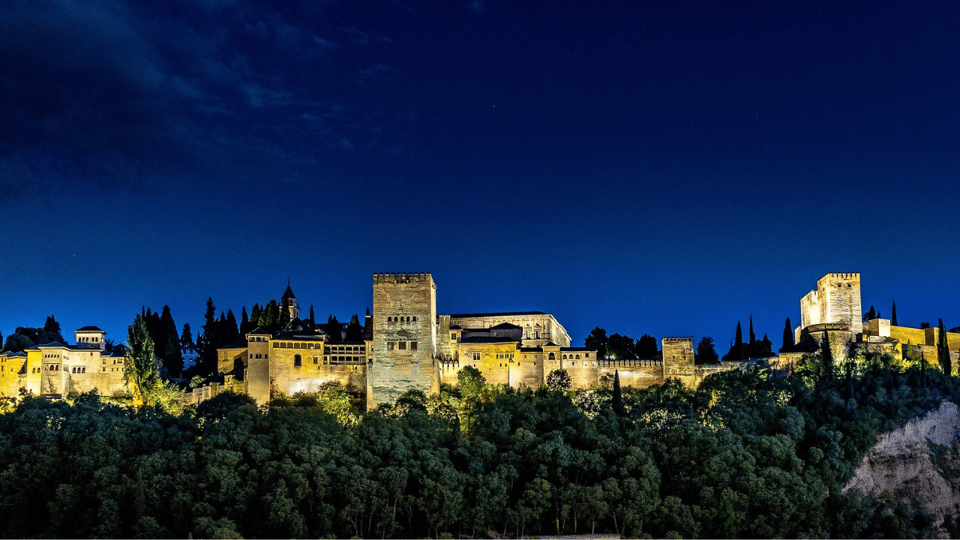 Alhambra: Nasrid Palaces Guided Night Tour without tickets - How the Night Tour Works (and where you start)