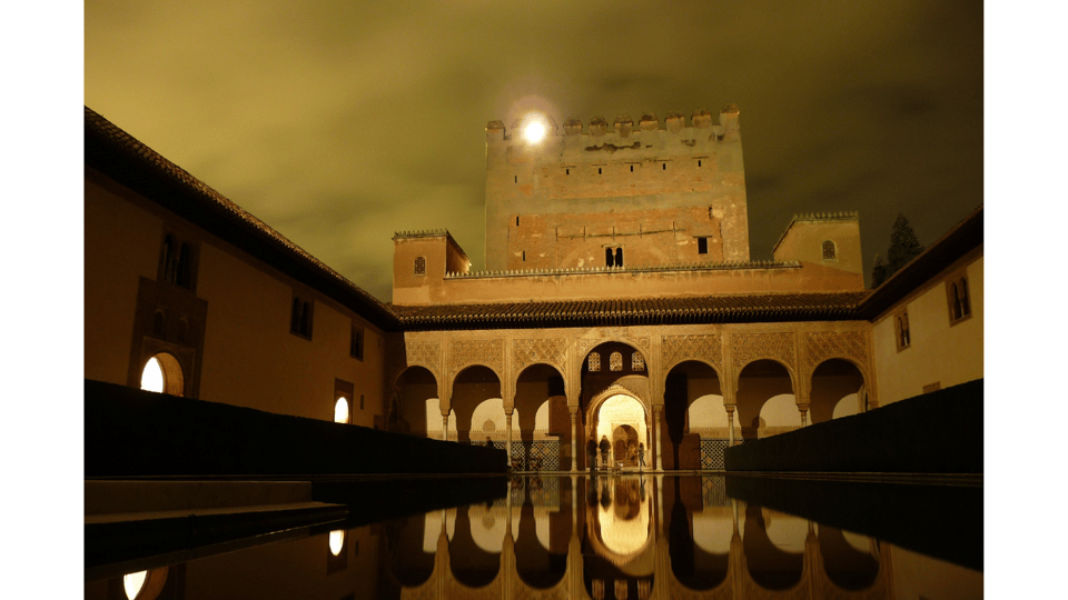 Alhambra: Nasrid Palaces Guided Night Tour without tickets - The Nasrid Palaces highlight: fountains, tiles, and night lighting that actually helps