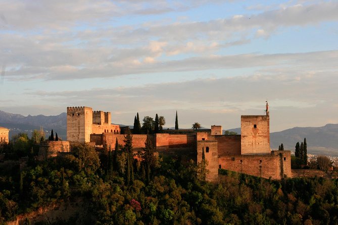 Alhambra Private Tour: Nasrid Palaces, Alcazaba and Generalife - Guide quality and pacing: keeping attention for the full 3 hours