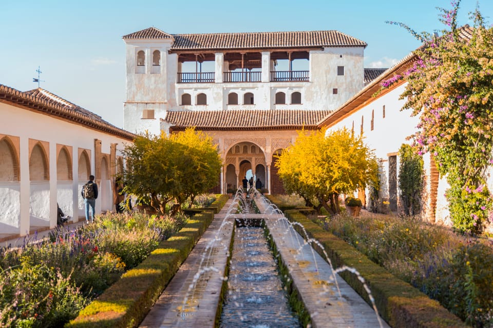 Alhambra Private Tour: Nasrid Palaces, Alcazaba & Generalife - Meeting point and how the 3-hour private flow works