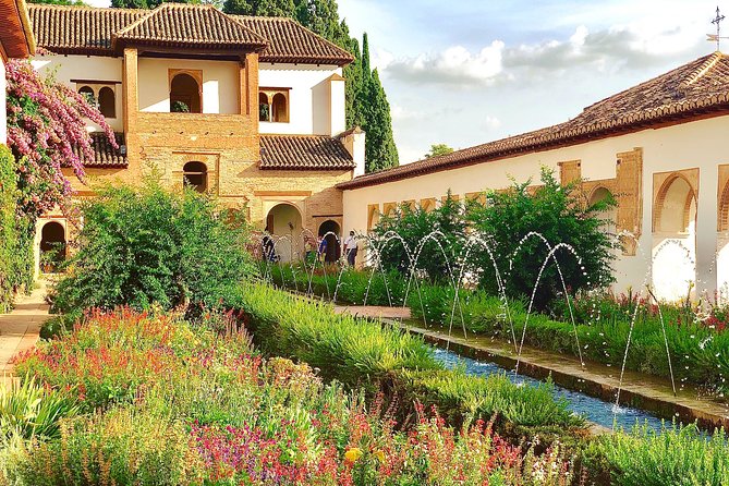 Alhambra Private Tour with Skip-the-line-tickets - Meeting at Paseo del Generalife and staying oriented