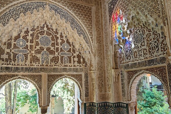 Alhambra Private Tour with Tickets to the Nasrid Palaces - Entering the Alhambra with less waiting, better focus