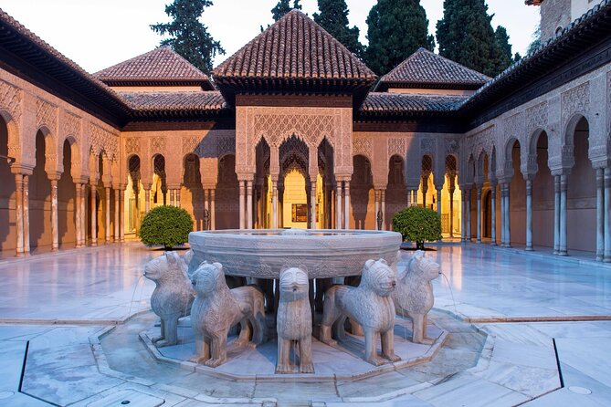Alhambra Private Tour with Tickets to the Nasrid Palaces - Generalife gardens: the summer escape with real atmosphere