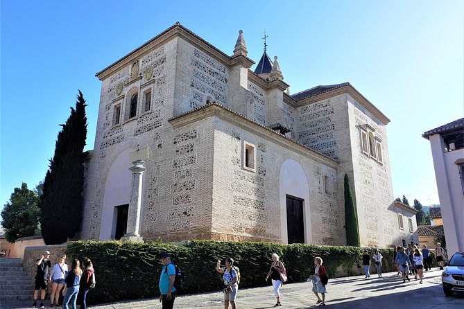 Alhambra private walking tour - Getting started at P.º del Generalife: meeting point and timed entry mindset