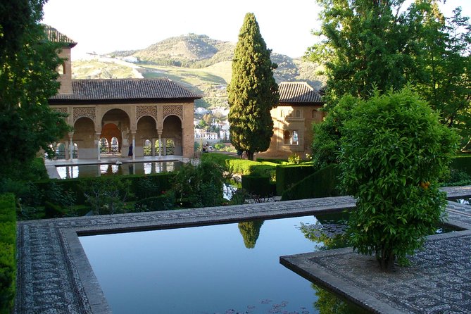 Alhambra Skip-the-Line Guided Tour - Palace of Carlos V: power, contrasts, and what you’re really looking at