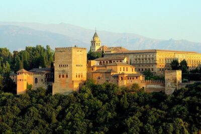 Alhambra Skip-the-Line Guided Tour - Meeting at Paseo del Generalife: your day starts calmly