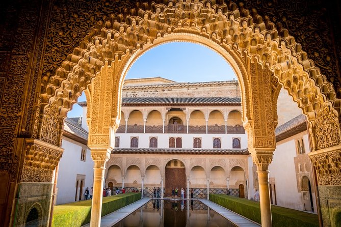 Alhambra: Small Group Tour with Local Guide & Admission - Nasrid Palaces: Where the Detail Demands a Guide