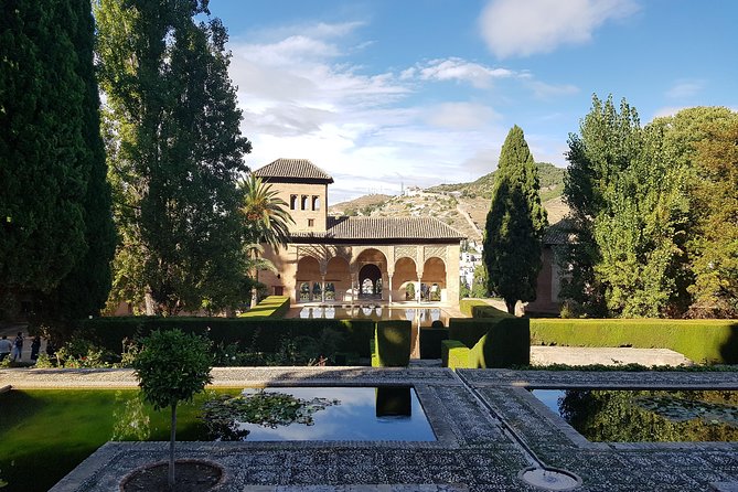 Alhambra Tour :Generalife Gardens ,Palaces and towers.Skiptheline - Key points before you go
