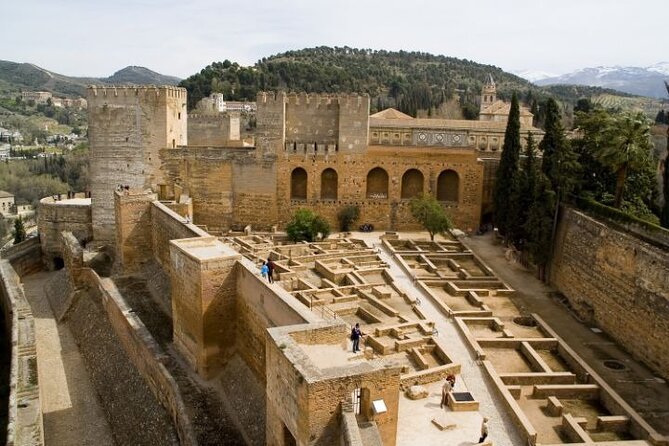 Alhambra: tour with Generalife and Alcazaba. Admission not included - Know the boundaries: Alcazaba and Generalife, not the Nasrid Palaces