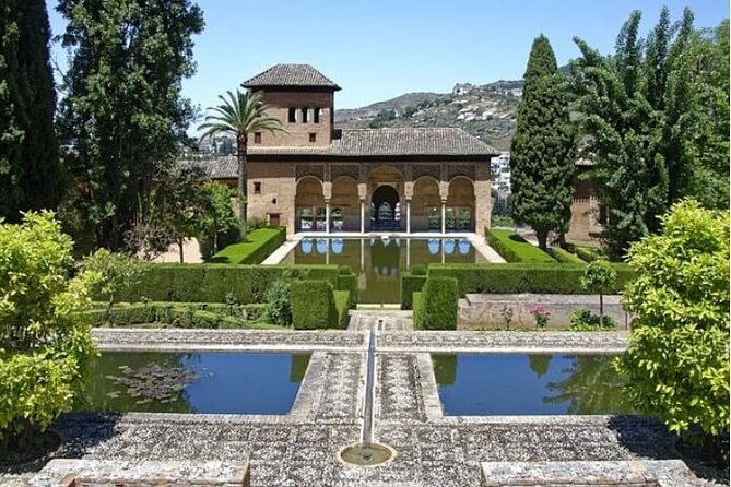 Alhambra: tour with Nasrid Palaces. Admission not included - Price and value: what $21.63 really covers