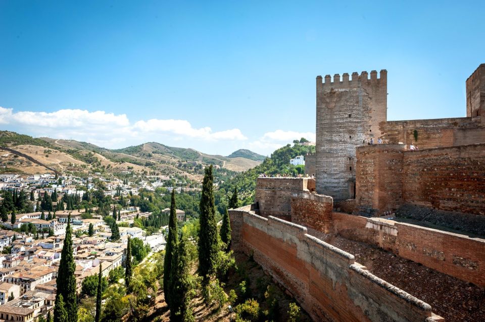 Fast-Track Alhambra & Nasrid Palaces Guided Tour - Alcazaba Fortress Views: Granada From the High Ground