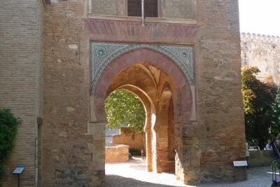 Going to Alhambra? 3 hrs Private Tour! Skip the long lines to visit the Alhambra - Alcazaba: Crowd Management Matters More Than You Think