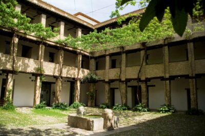 Granada Albaicín: 2.5-Hour Tapas & Drinks Walking Tour - Stop-by-stop: how the walk actually plays out