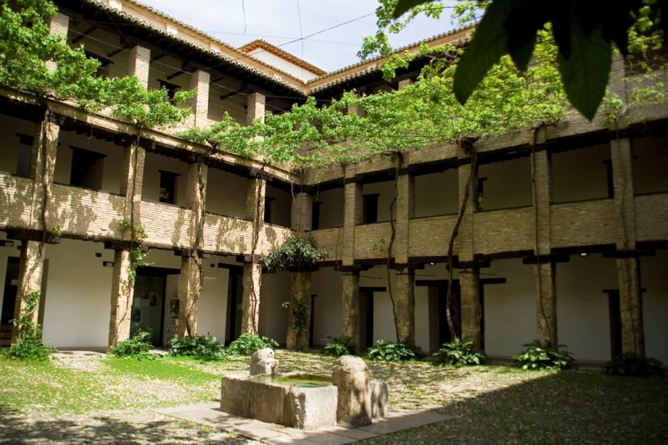 Granada Albaicín: 2.5-Hour Tapas & Drinks Walking Tour - Stop-by-stop: how the walk actually plays out