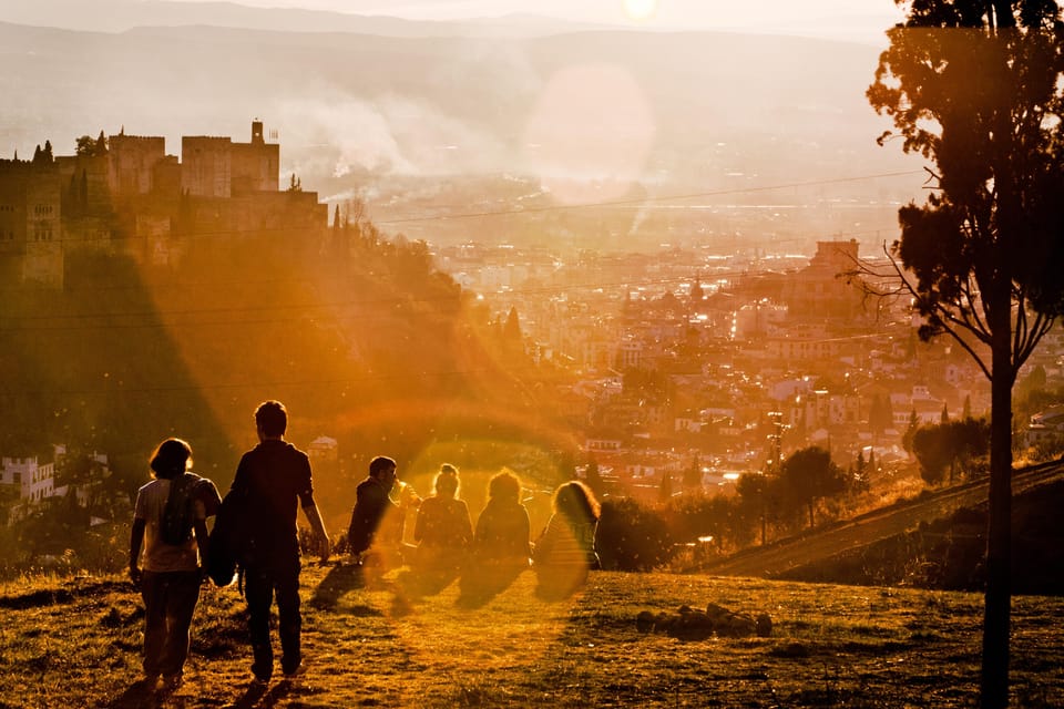 Granada: Albaicín and Sacromonte Guided Sunset Walking Tour - Price and value: why $17 is a good deal for this route