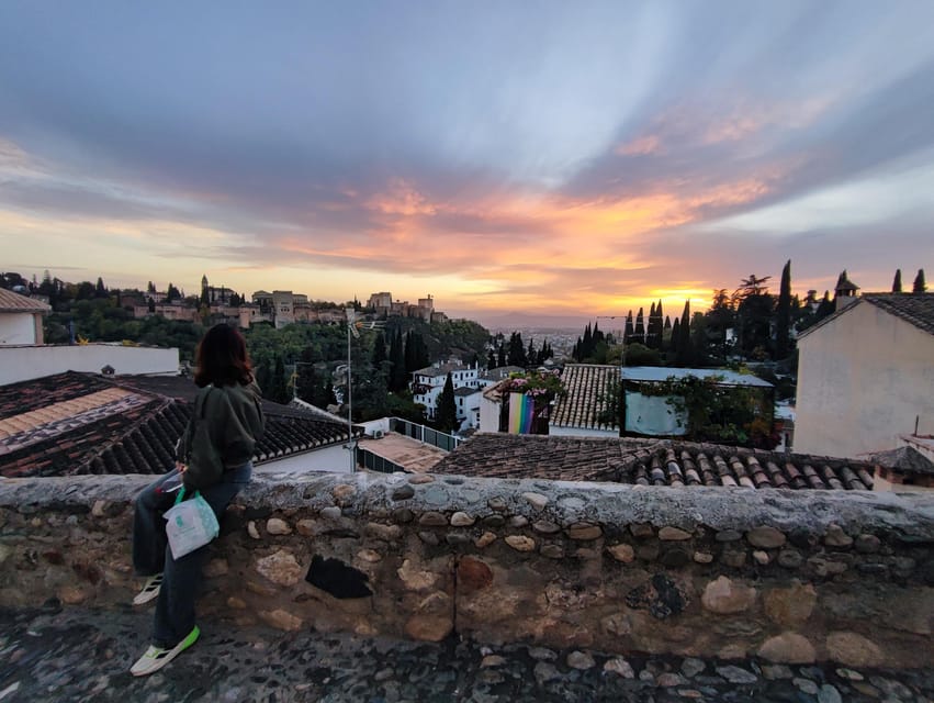 Granada: Albaicín and Sacromonte Sunset Tour & Flamenco Show - Starting at Plaza Nueva and the uphill reality