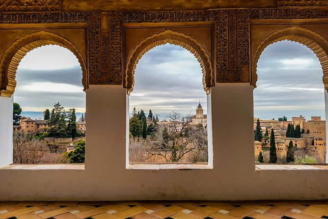 Granada: Alhambra, Albaicin and Sacromonte Guided Tour - Entering the Alhambra Fast: Nasrid Palaces, Alcazaba, Generalife