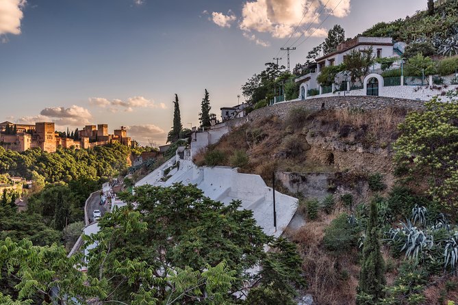 Granada: Alhambra, Albaicin and Sacromonte Guided Tour - Albaicín and Sacromonte by Night: Views and Street Reality