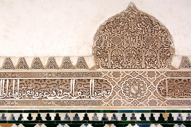Granada: Alhambra, Albaicin and Sacromonte Guided Tour - Group Size and Guide Quality: Why It Matters More Than You Think