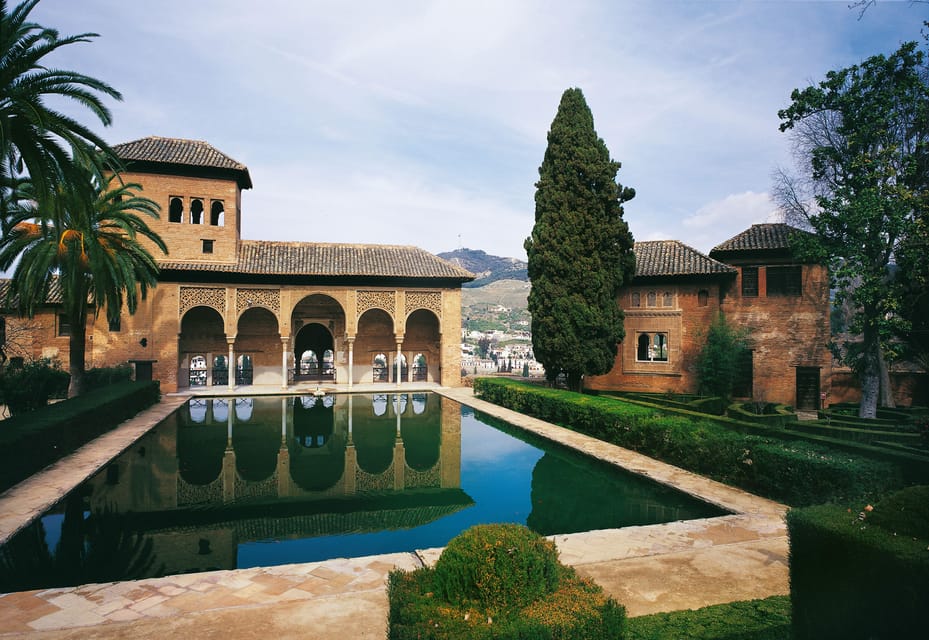 Granada: Alhambra, Alcazaba, and Nasrid Palaces Tour - A museum stop in the Charles V area: context without detours