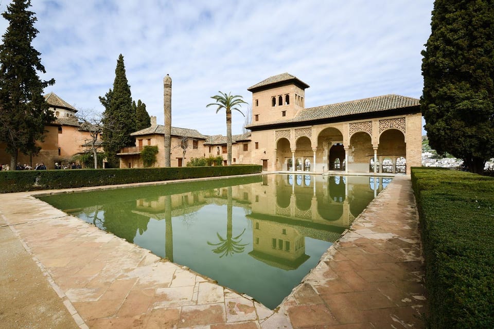 Granada: Alhambra and Generalife Garden Ticket & Guided Tour - Generalife Gardens: fountains, pools, and a summer palace mindset