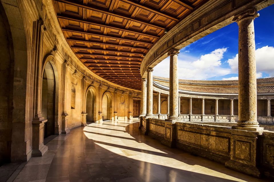 Granada: Alhambra and Generalife Private Fast-Track Tour - Generalife Gardens (45 minutes): a break from the stonework intensity