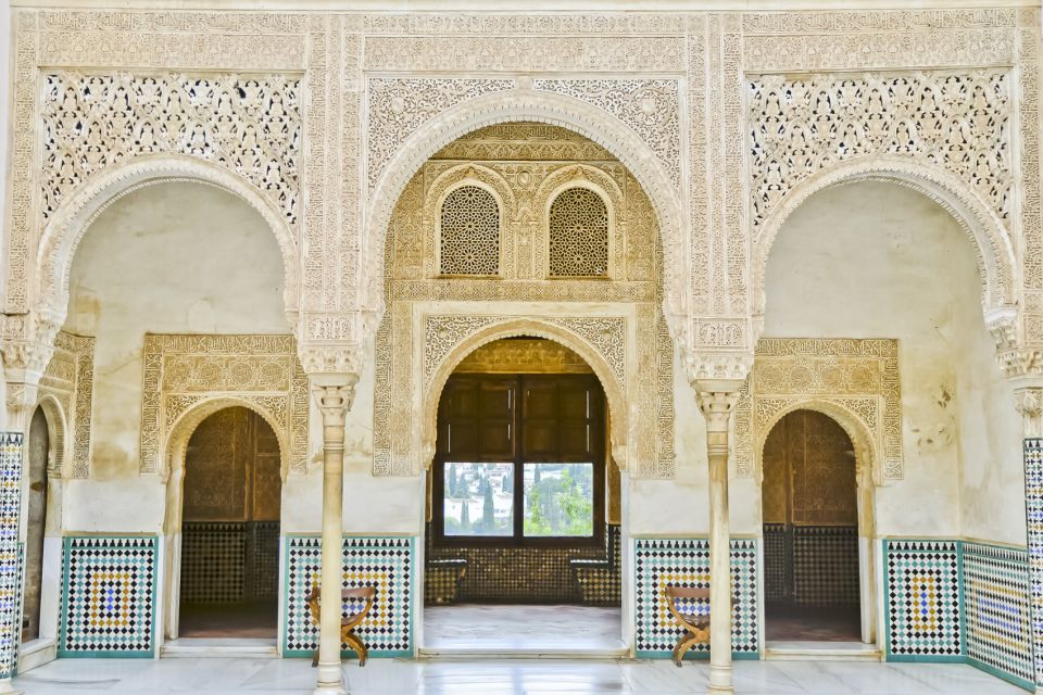Granada: Alhambra and Generalife Private Fast-Track Tour - Nasrid palaces (1.5 hours): where the court life stories land