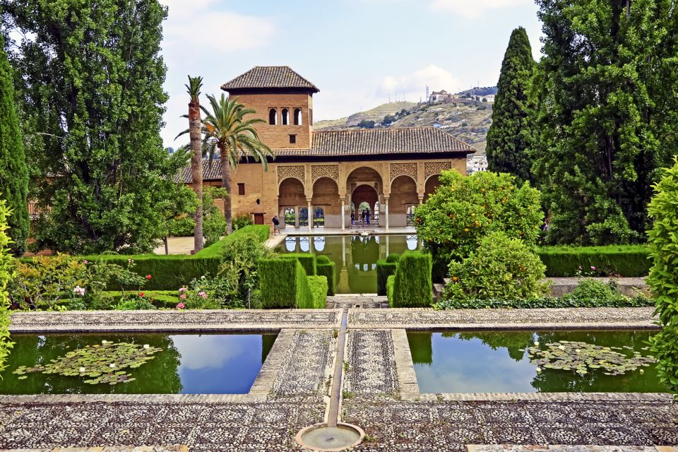 Granada: Alhambra and Generalife Private Fast-Track Tour - Official guides matter: the storytelling is part of the value
