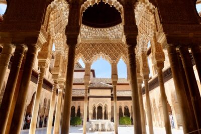 Granada: Alhambra and Nasrid Palaces Private Guide Tour - Finding your guide and getting in without the line